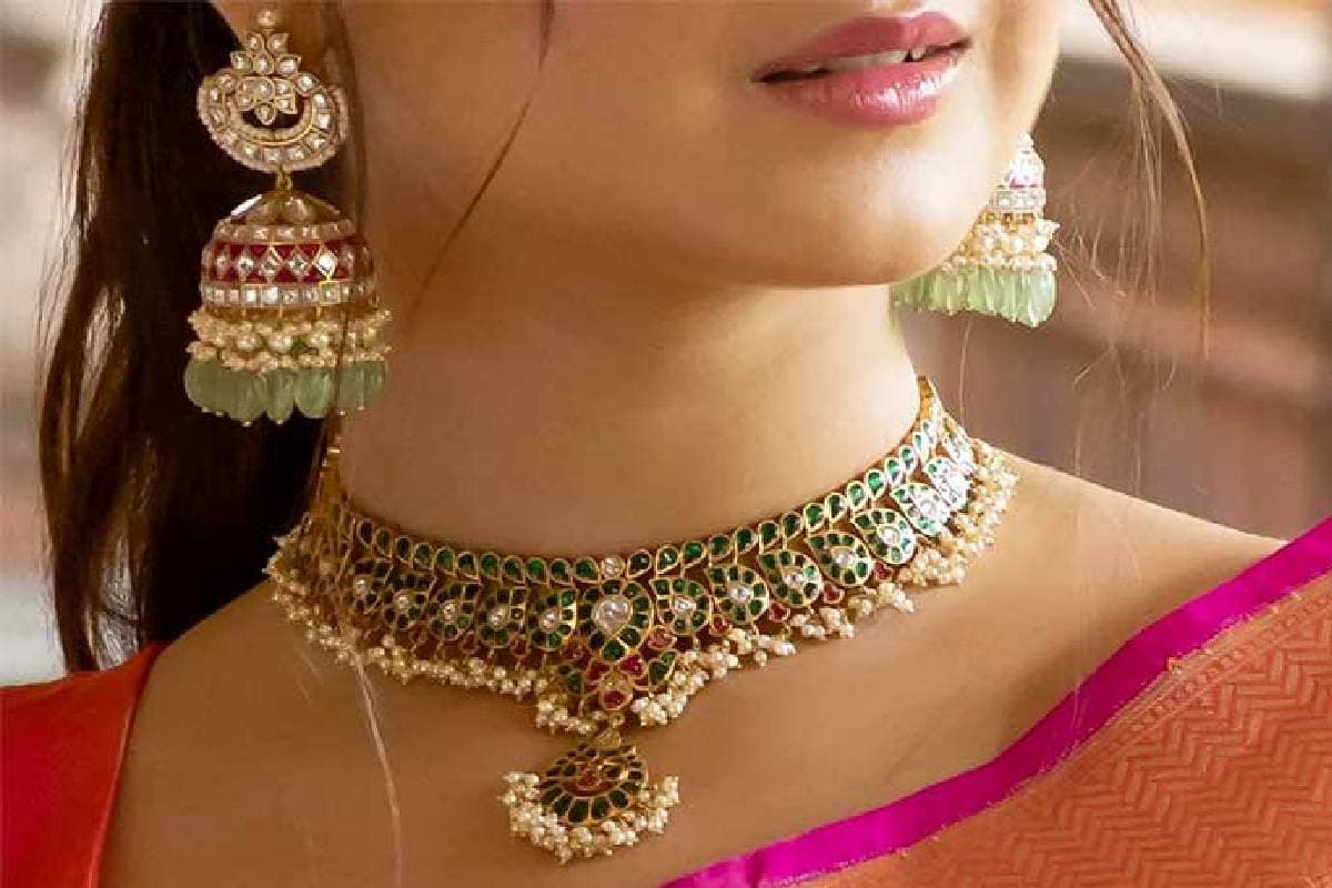 Fashion Tips: ट्रेंड में फिर आया हैवी नेकलेस, अपने लुक को ऐसे बनाएं रॉयल, नहीं हटेगी नजरें