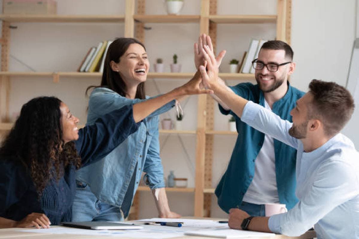 Vastu Tips For Office: नौकरी में तरक्की चाहिए तो अपने टेबल पर रखें ये चीजें, होंगे मालामाल