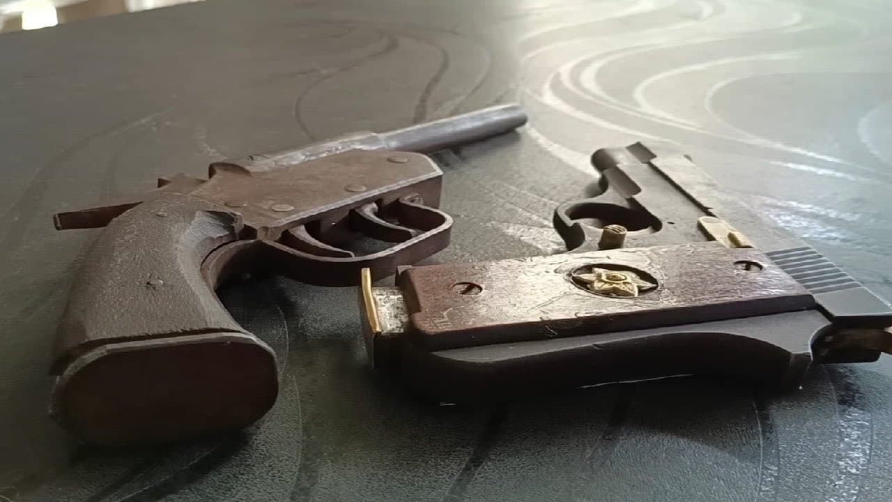 Bihar News: राजधानी में अवैध हथियार लेकर घूम रहा युवक, पुलिस ने हथियार के साथ किया गिरफ्तार Bihar News: राजधानी में अवैध हथियार लेकर घूम रहा युवक, पुलिस ने हथियार के साथ किया गिरफ्तार