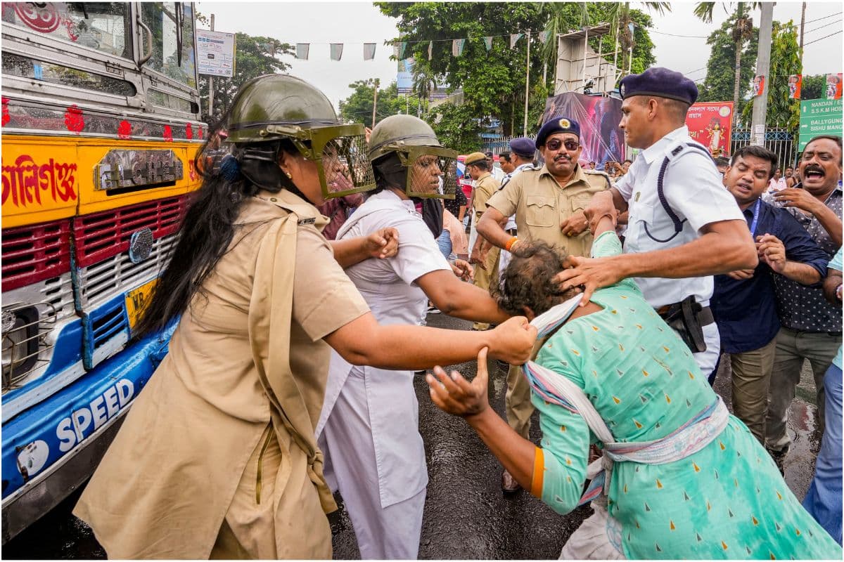 Kolkata Doctor Murder : कोलकाता डाॅक्टर हत्याकांड के विरोध में BJP का थाना घेराव अभियान, पुलिस से भिड़े समर्थक