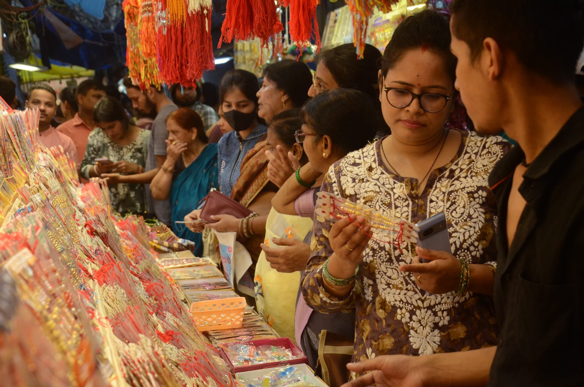 रक्षाबंधन: राखी से सजा पटना का बाजार, हैंडमेड से लेकर सोने-चांदी तक की राखियों की डिमांड