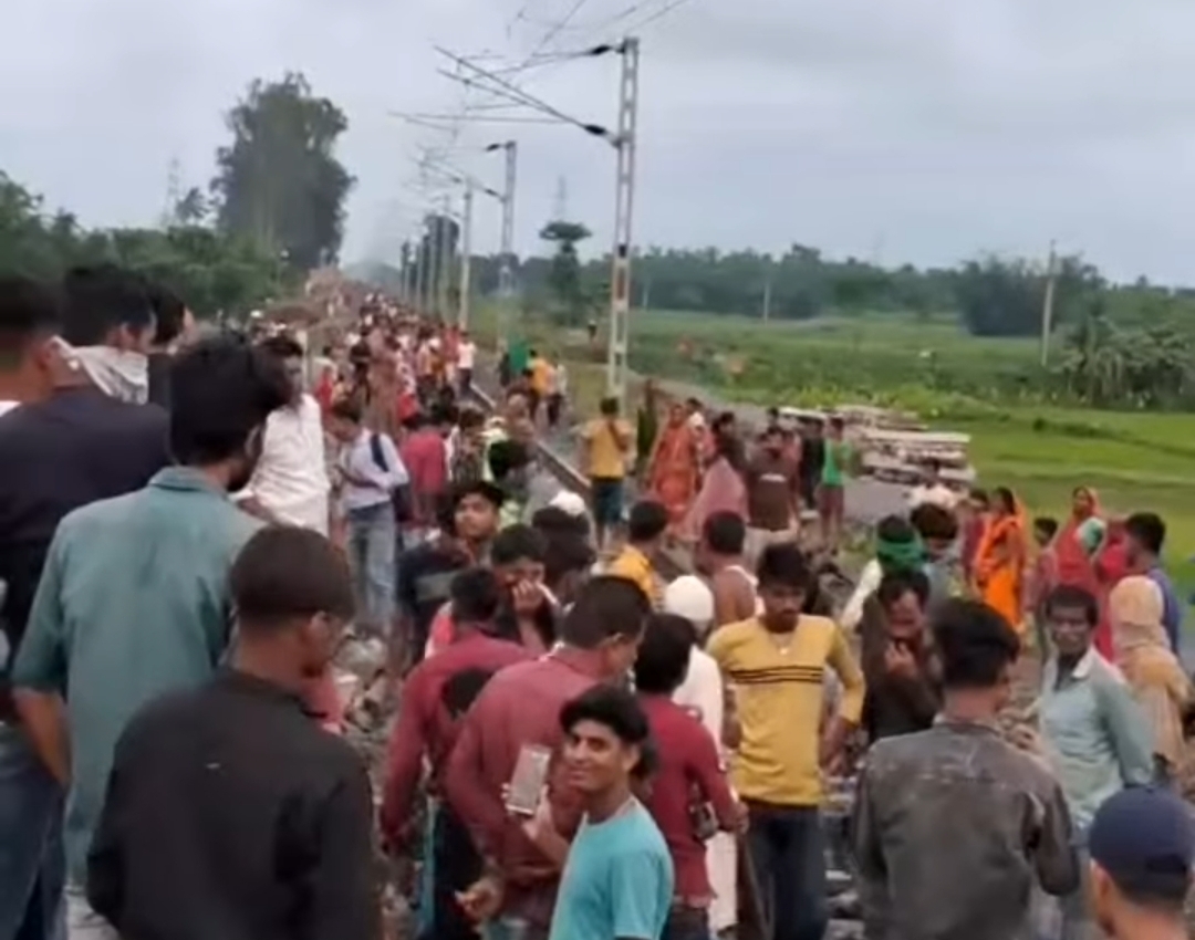 इयर फोन लगाकर रेलवे ट्रैक पर चल रहे युवक की ट्रेन से कटकर मौत