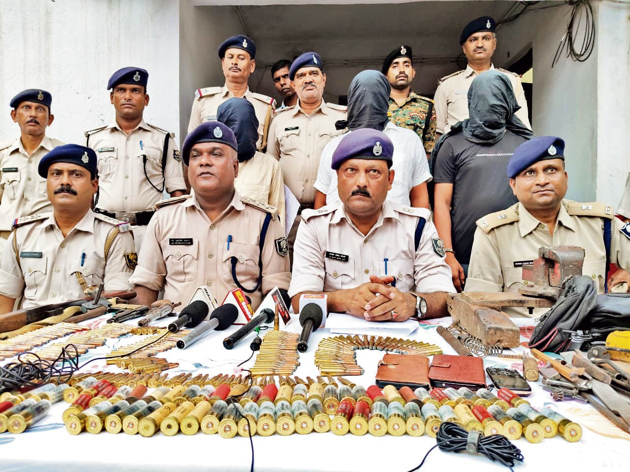 Gaya News: गया में मिली मिनी गन फैक्ट्री, हथियारों के साथ 200 से अधिक गोलियां बरामद