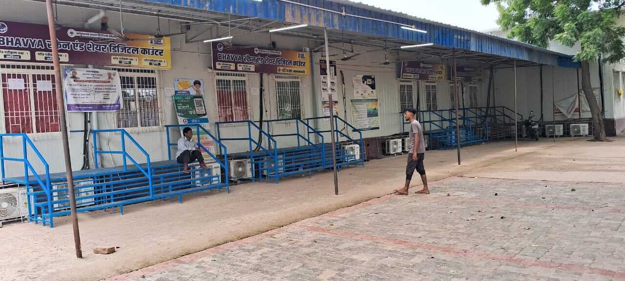 इमरजेंसी वार्ड में पेट दर्द से परेशान मरीज की मौत, कुत्ता काटने का इंजेक्शन लगाने बेटे को लेकर भटकती रही मां