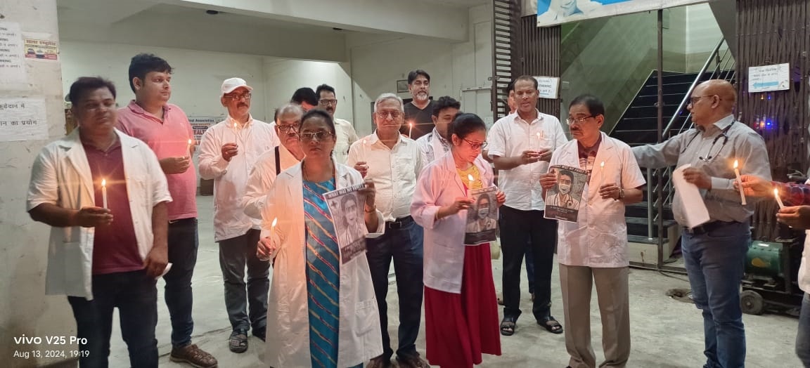 दुष्कर्म व हत्या के विरोध में डॉक्टरों ने निकाला कैंडल मार्च
