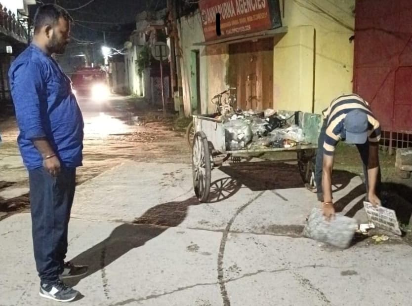 एक कांपेक्टर से रात में हो रहा कूड़े का उठाव, दूसरा अब तक नहीं हुआ दुरुस्त