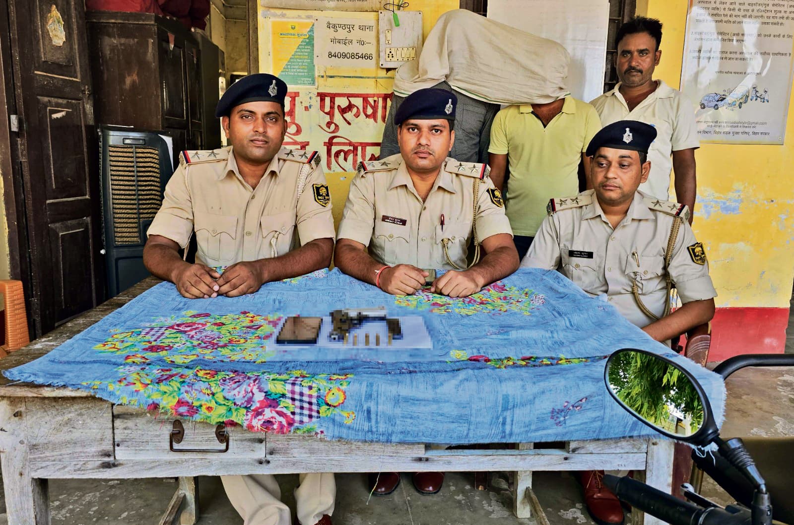 बैकुंठपुर में अवैध हथियार के साथ दो बाइक सवार बदमाश गिरफ्तार, तीन पर केस दर्ज