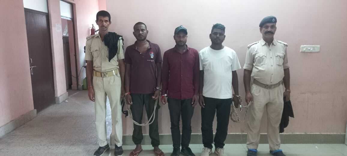 झाड़ी से 84 केन बीयर बरामद, एक तस्कर दो शराबी गिरफ्तार