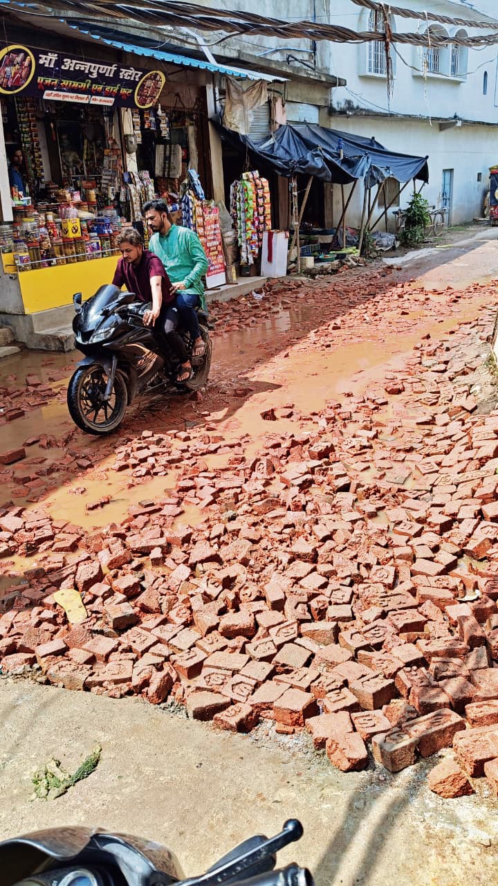नगर परिषद के पीछे जलजमाव के कारण टूटी सड़क हादसे को दे रहा निमंत्रण