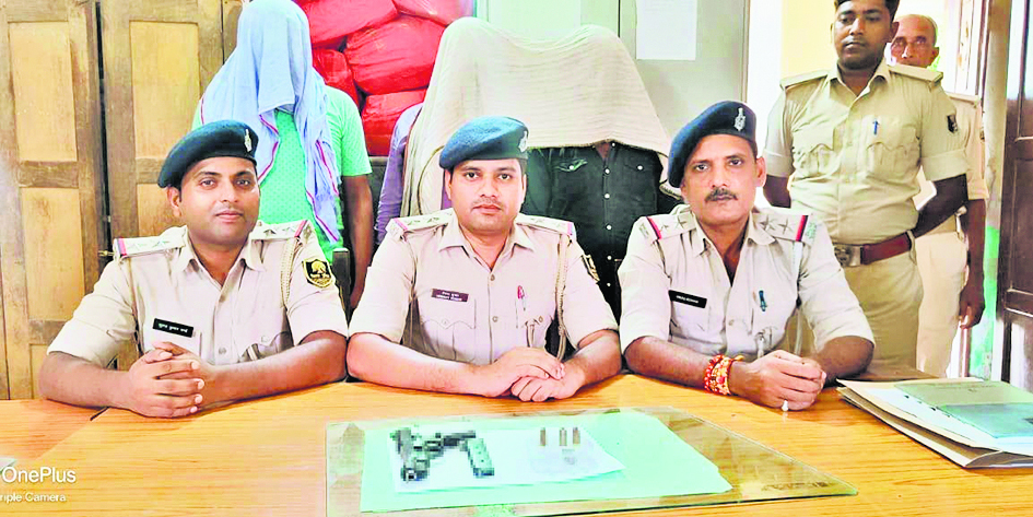 दिघवा गांव में पैसे के लेनदेन में चली गोली, पुलिस ने पिस्टल-गोली के साथ तीन को किया गिरफ्तार