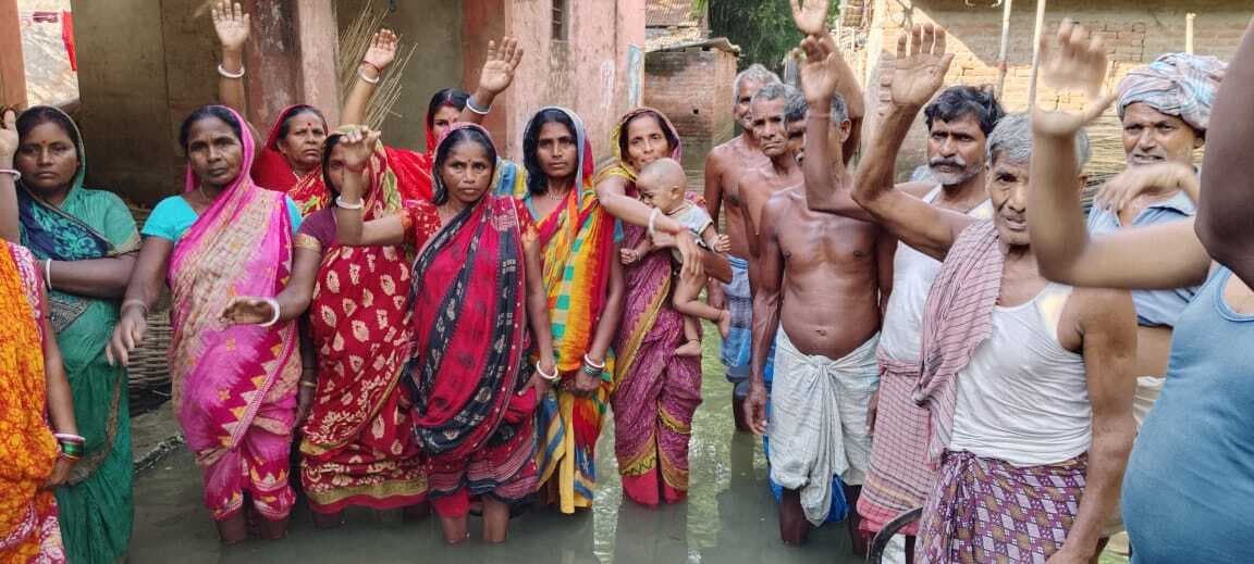 20 दिनों से रूखा-सूखा खाकर जी रहे बाढ़ पीड़ित, डर से काट रहे अंधेरी रात
