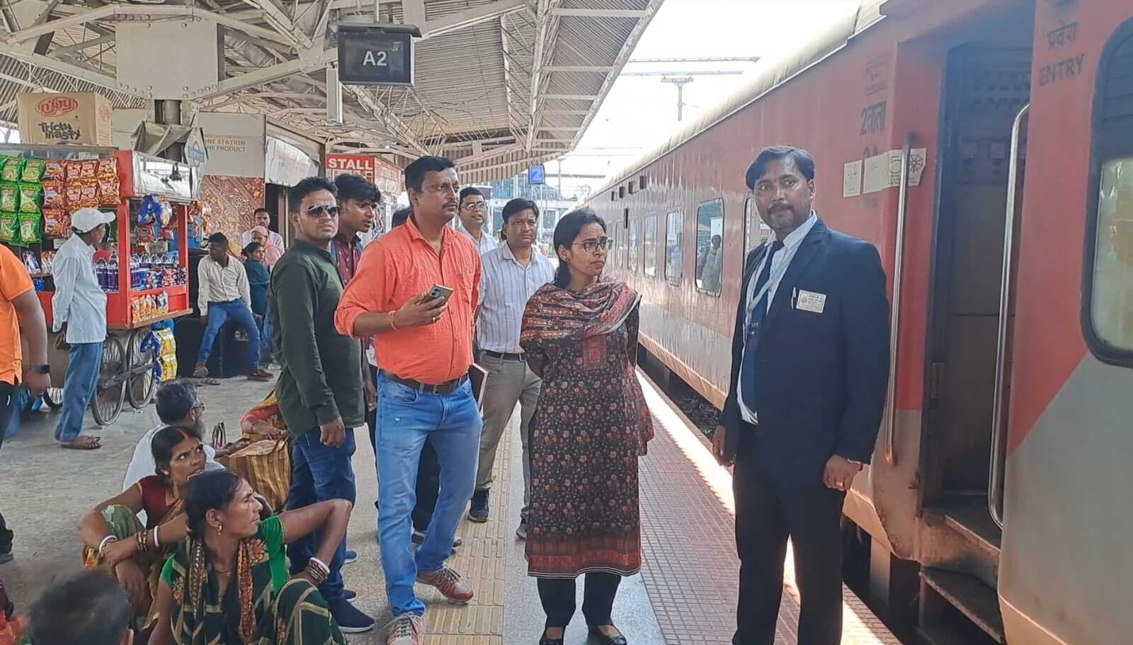 डीसीएम संगीता मीणा ने रेलवे स्टेशन का किया निरीक्षण, अधिकारियों को दिये निर्देश