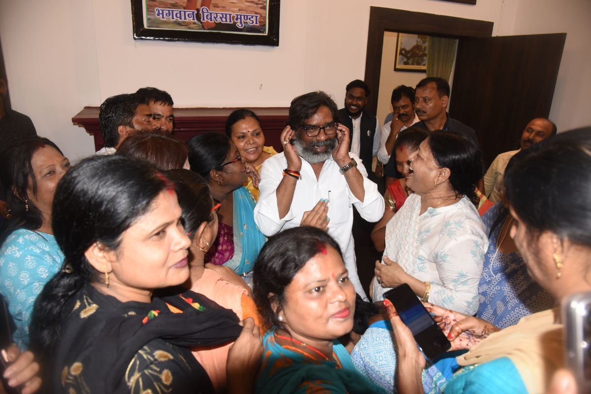 PHOTOS: जमशेदपुर में कल्पना सोरेन के सामने हेमंत सोरेन ने कान पकड़कर किनसे मांगी माफी, जानें पूरा मामला