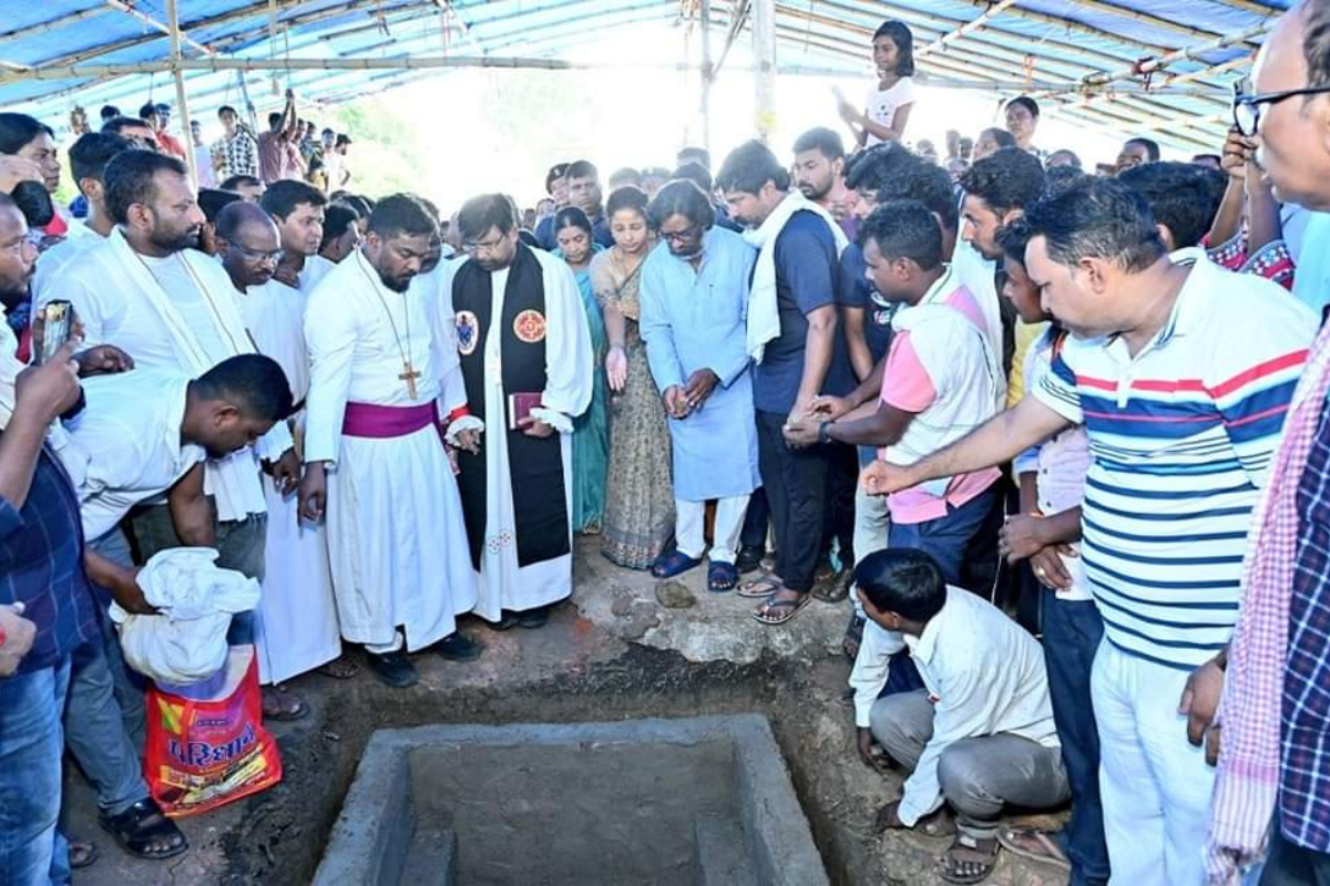 विजय हांसदा की पत्नी के अंतिम संस्कार में पहुंचे सीएम हेमंत सोरेन, पत्नी कल्पना और भाई बसंत सोरेन भी रहे मौजूद