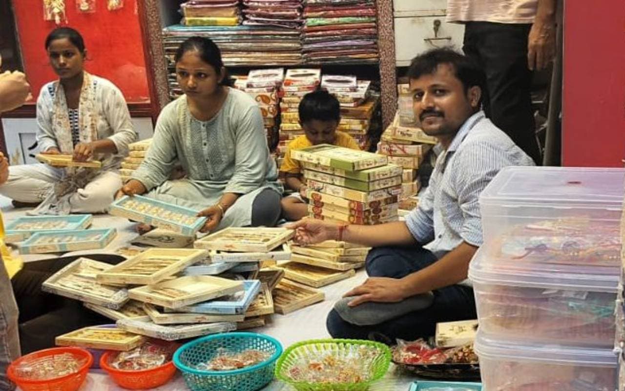 Raksha Bandhan: भागलपुर में युवाओं को भा रही नजराना राखी, तो विवाहित महिलाओं में पेयर सेट की डिमांड