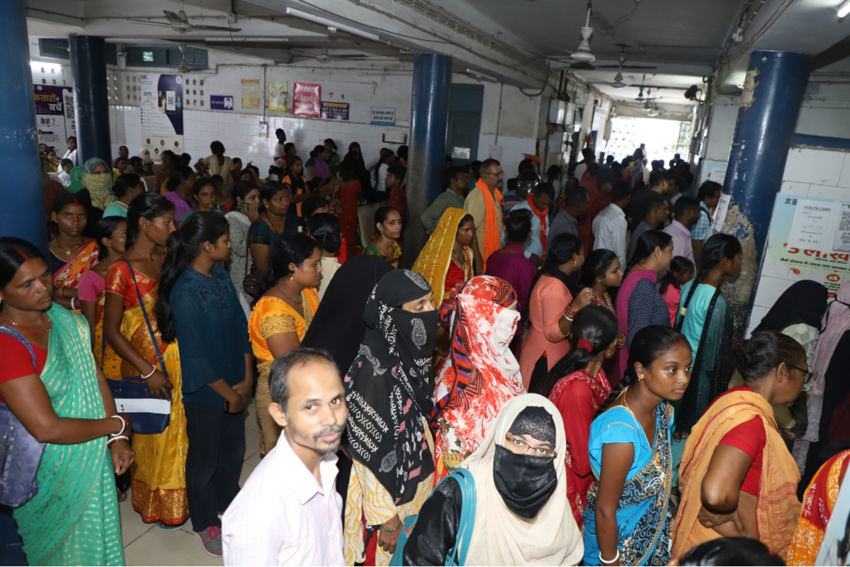 Jamshedpur News: अस्पतालों में मरीज जमीन पर इलाज कराने को मजबूर, इमरजेंसी और वार्ड में बेड फुल