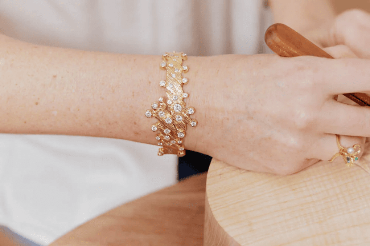 Bangles: ऑफिस में नई शादीशुदा महिलाओं के लिए चूड़ियाँ पहनने के सही तरीके Bangles: ऑफिस में नई शादीशुदा महिलाओं के लिए चूड़ियाँ पहनने के सही तरीके