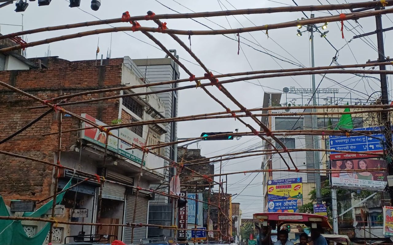 Durga Puja 2024: दुर्गा पूजा पंडाल निर्माण के बांस-बल्ला से ढका सीसीटीवी कैमरा व ट्रैफिक सिग्नल, दुर्गा पूजा में होगी मुश्किल