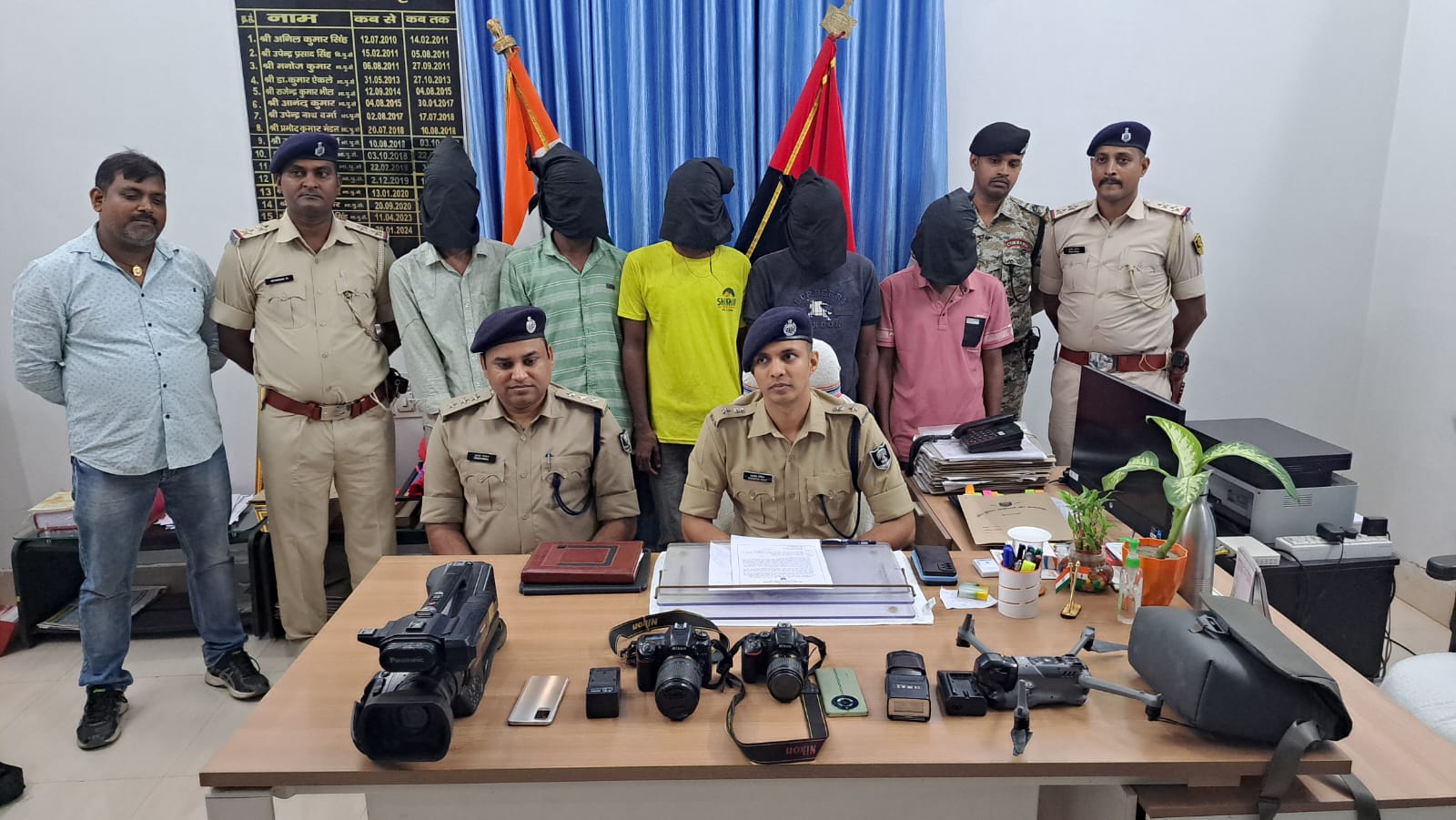 Bihar Crime News: मुजफ्फरपुर में लूटपाट करनेवाले पांच अपराधी गिरफ्तार, कैमरा के साथ मोबाइल भी बरामद Bihar Crime News: मुजफ्फरपुर में लूटपाट करनेवाले पांच अपराधी गिरफ्तार, कैमरा के साथ मोबाइल भी बरामद