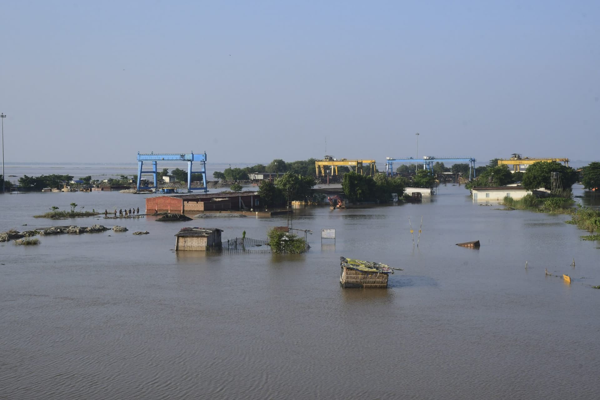 Bihar Flood: बिहार में बाढ़ से 12.67 लाख आबादी प्रभावित, तस्वीरों में देखें तबाही का मंजर