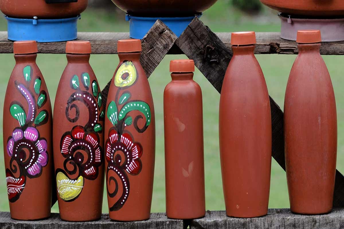 Clay Water Bottle Benefits: मिट्टी की बोतल से पानी पीने के 4 सबसे बड़े फायदे