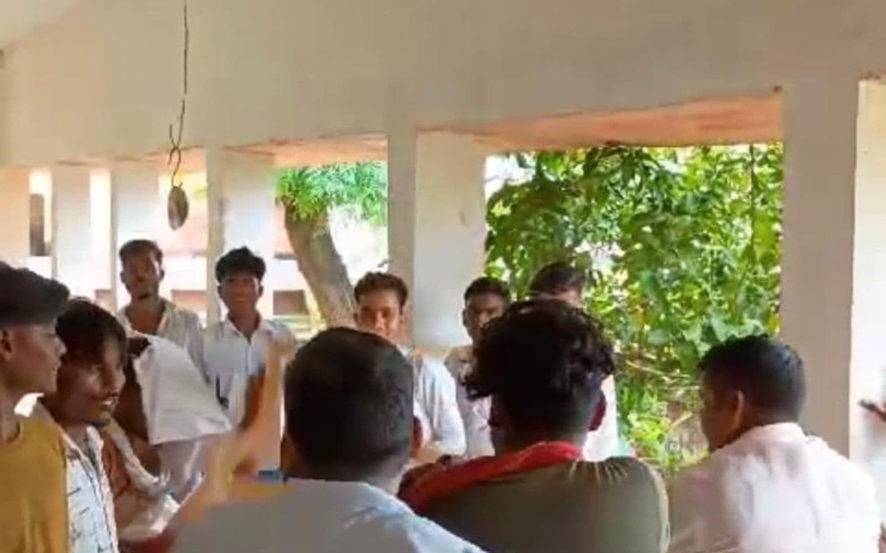 Bihar News: कैमूर में बीपीएससी शिक्षक को डांटना पड़ा भारी, छात्रों ने कैम्पस में दौड़ा-दौड़ा कर पीटा Bihar News: कैमूर में बीपीएससी शिक्षक को डांटना पड़ा भारी, छात्रों ने कैम्पस में दौड़ा-दौड़ा कर पीटा