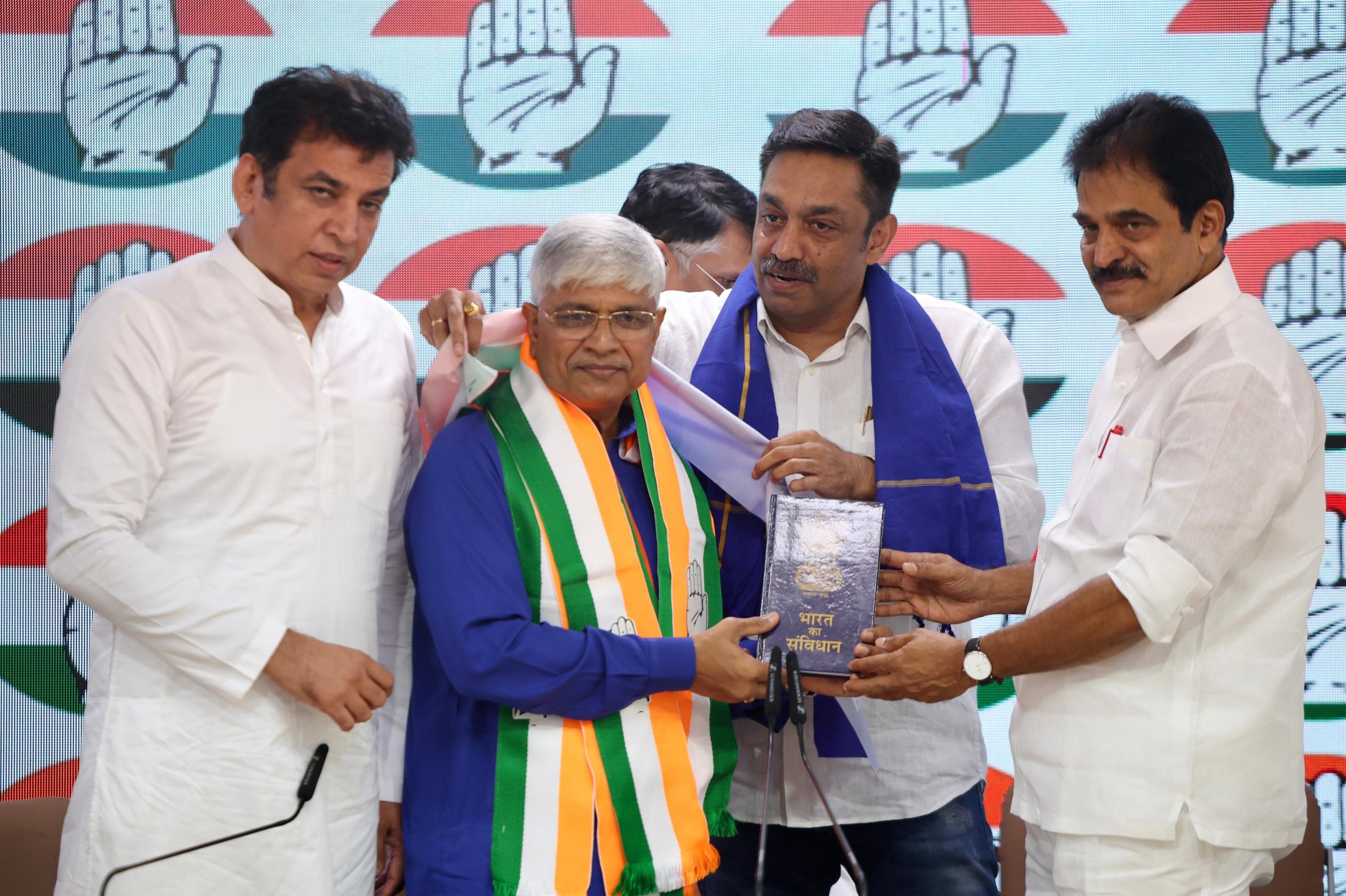Congress: आप नेता राजेंद्र पाल गौतम कांग्रेस में हुए शामिल, आप-कांग्रेस गठबंधन पर पड़ सकता है असर