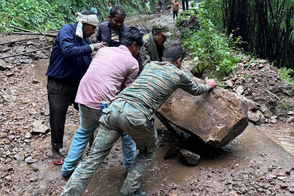 Jharkhand Landslide: मूसलाधार बारिश के कारण नेतरहाट घाटी में लैंड स्लाइड, 6 घंटे जाम रहा रांची रोड
