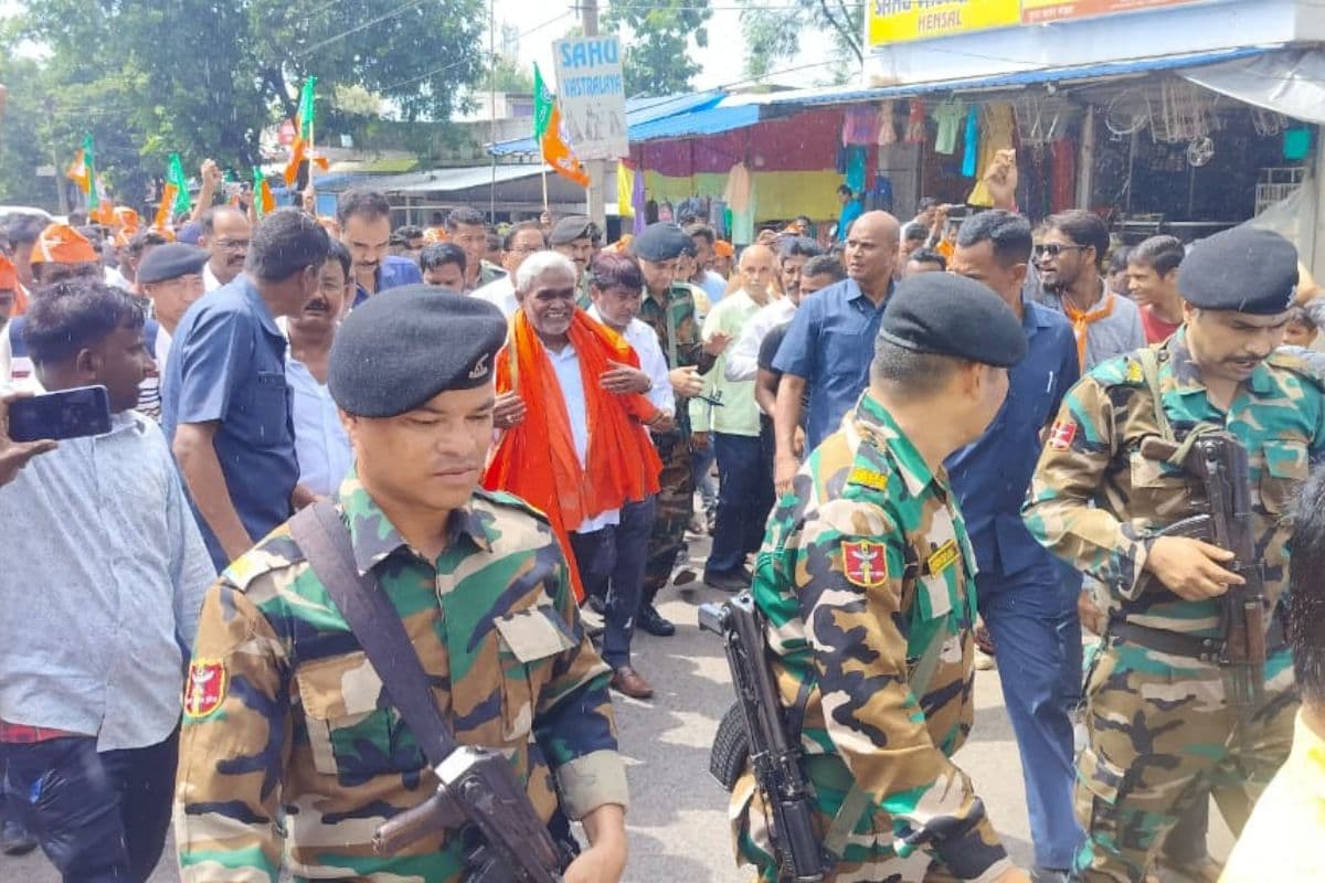 कार्यकर्ताओं के बीच पूर्व सीएम चंपाई सोरेन कार्यकर्ताओं के बीच पूर्व सीएम चंपाई सोरेन