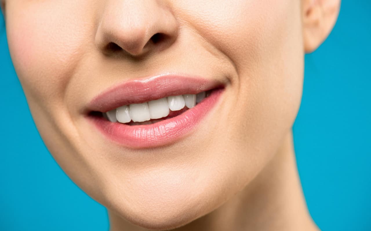 Dental Care: डेंटिस्ट की नहीं पड़ेगी जरुरत, घर पर ही मोतियों की तरह चमक उठेंगे दांत