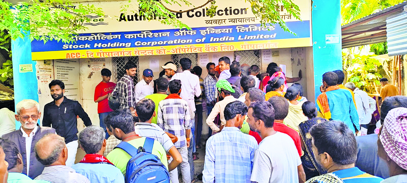 कोर्ट में शपथ पत्र बनाने के लिए हजारों की भीड़ होने से अफरा-तफरी का माहौल