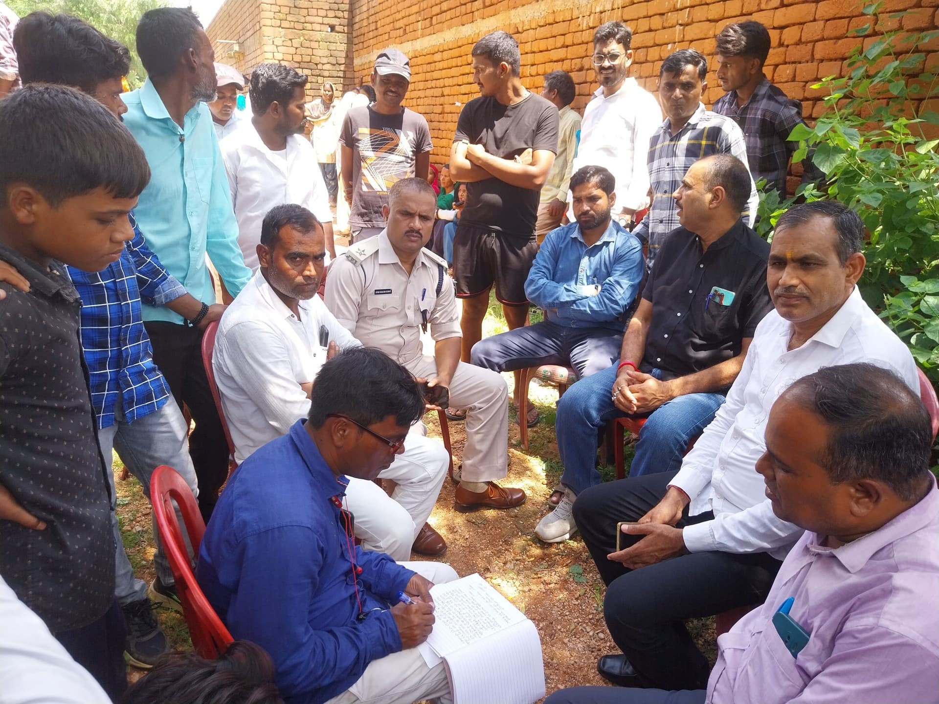 गला दबाकर महिला की हत्या, छह माह की मासूम को शव के पास अकेला छोड़कर हत्यारोपी ससुराल वाले फरार