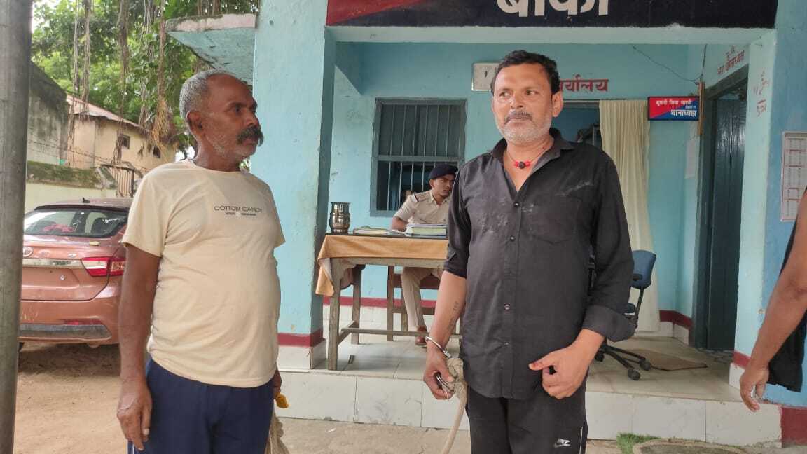 12 लीटर देसी शराब के साथ तस्कर गिरफ्तार