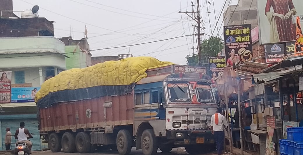 Giridih News: गली में घुसने के क्रम में फंसा ट्रक, दो घंटे तक लगा रहा जाम