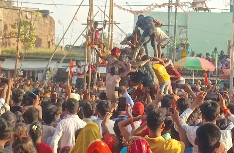 मटका फोड़ प्रतियोगिता में जयकृष्णपुर कटहा की टीम जीती