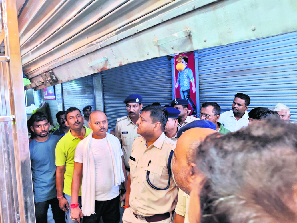 hajipur mews. दुकान का शटर काट कर आभूषण और नकद की चोरी