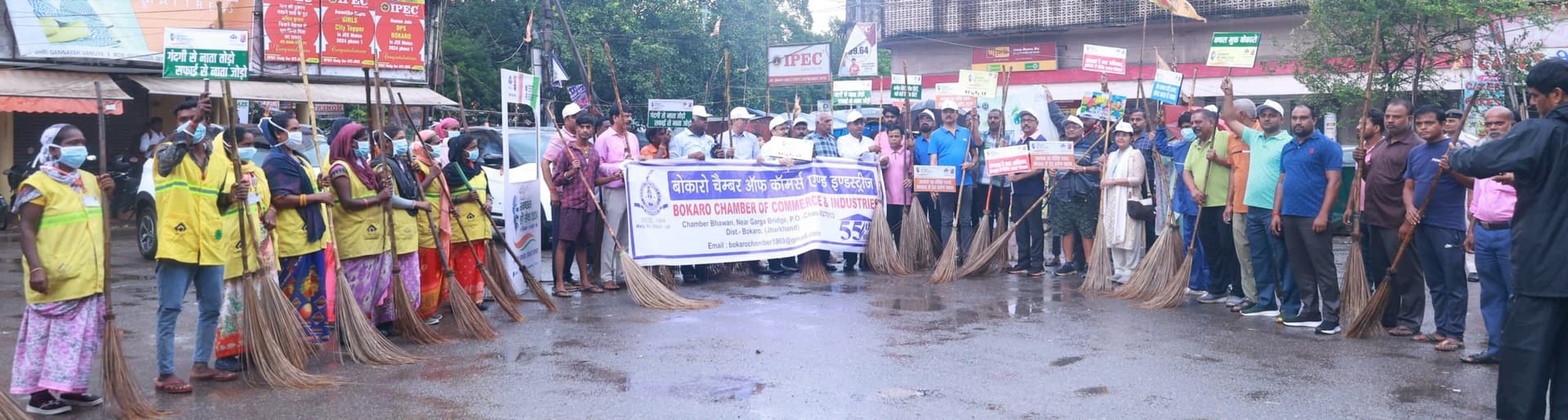 Bokaro News :झमाझम बारिश में भी टाउनशिप में चला स्वच्छता अभियान