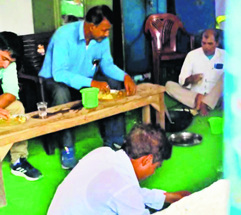 काराकाट के सरकारी स्कूल में चली मटन पार्टी, वीडियो वायरल