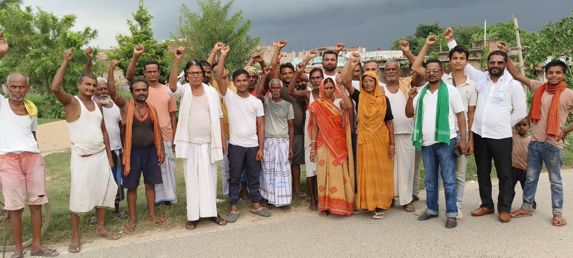 Darbhanga News : स्मार्ट मीटर लगाने का किया विरोध तो जेइ ने काट दी आधा गांव की बिजली