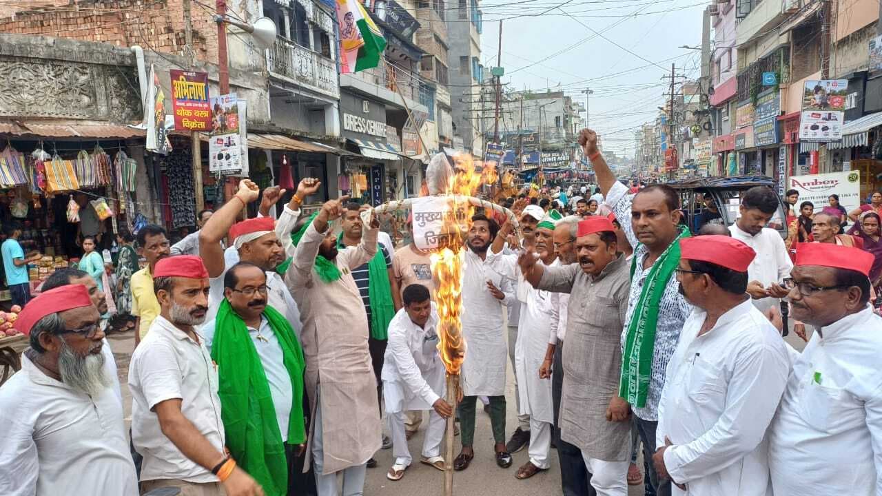 सड़क निर्माण की मांग को लेकर सर्वदलीय संघर्ष समिति ने फूंका सीएम व डीएम का पुतला