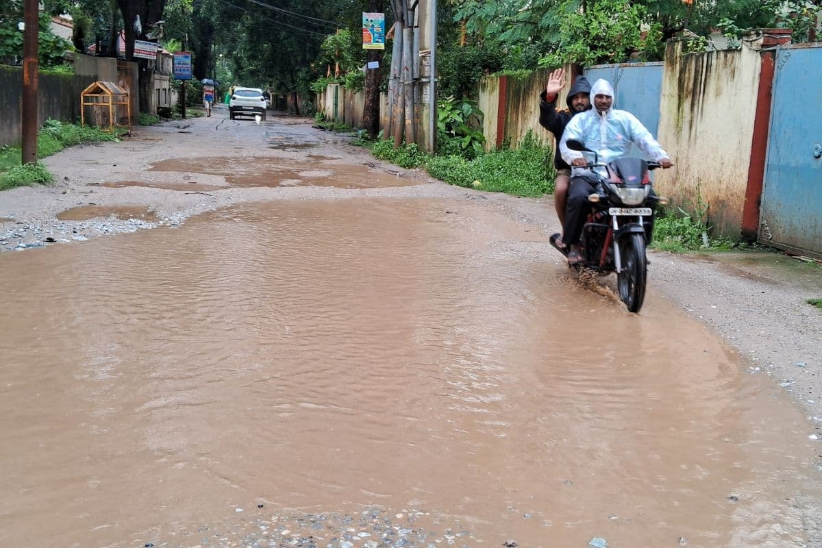 Bengal Weather Update : निम्न दबाव में बदला चक्रवात, दुर्गा पूजा से पहले बंगाल में फिर बारिश
