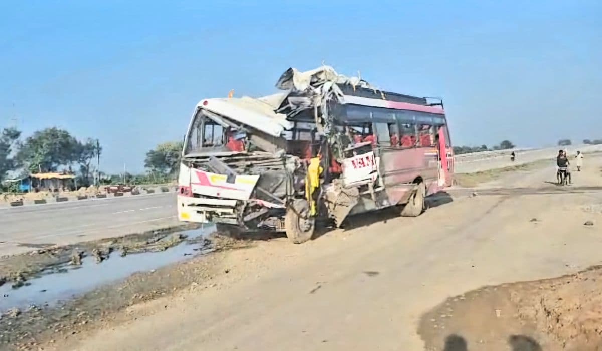 रोहतास में खड़ी ट्रक से टकराई तीर्थयात्रियों से भरी बस, राजस्थान के तीन लोगों की मौत, 15 घायल