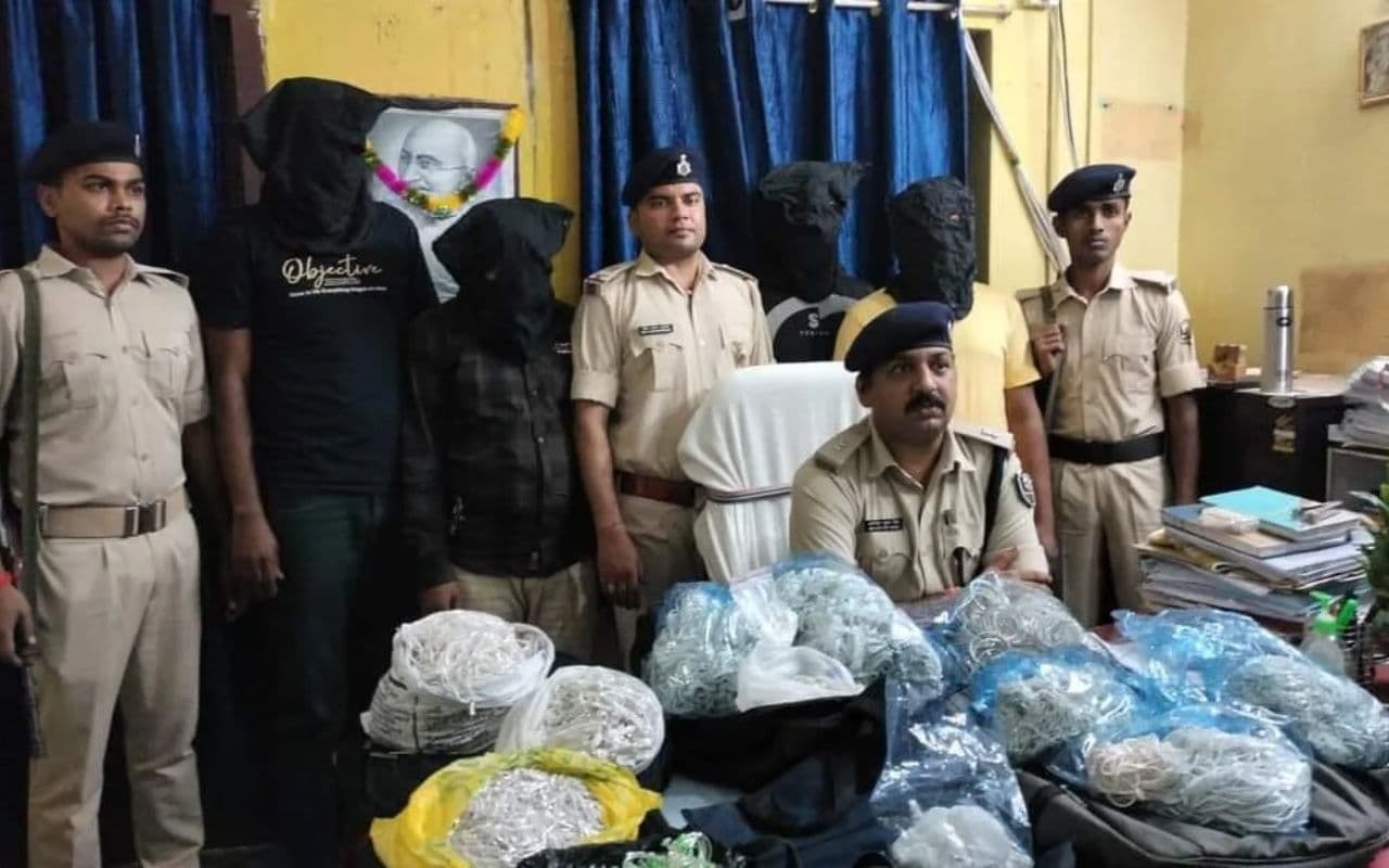 Bihar News: कटिहार में 70 लाख की चांदी के साथ चार लोग गिरफ्तार, सात बैग से 66 किलो सिल्वर के आभूषण बरामद Bihar News: कटिहार में 70 लाख की चांदी के साथ चार लोग गिरफ्तार, सात बैग से 66 किलो सिल्वर के आभूषण बरामद