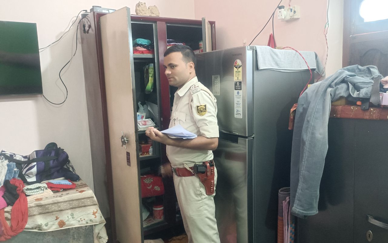 Bihar News: पूर्णिया में पोस्टमास्टर के बंद घर में नगद और जेवरात समेत लाखों की चोरी, घटना के बाद जांच में जुटी पुलिस
