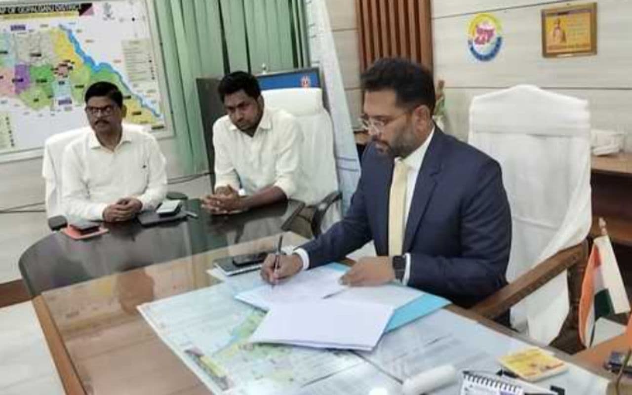 Gopalganj New DM: नये डीएम प्रशांत कुमार सीएच ने संभाली जिले की कमान, जानें अधिकारियों को क्या बोले Gopalganj New DM: नये डीएम प्रशांत कुमार सीएच ने संभाली जिले की कमान, जानें अधिकारियों को क्या बोले