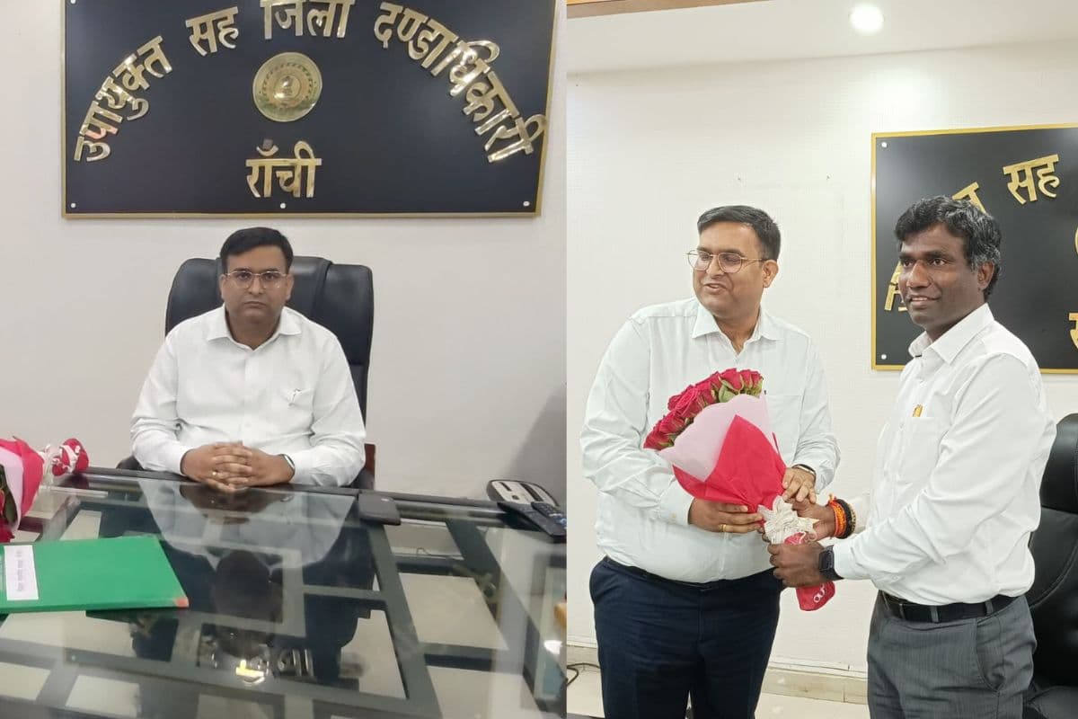 मंजूनाथ भजंत्री से पदभार ग्रहण करते वरुण रंजन मंजूनाथ भजंत्री से पदभार ग्रहण करते वरुण रंजन