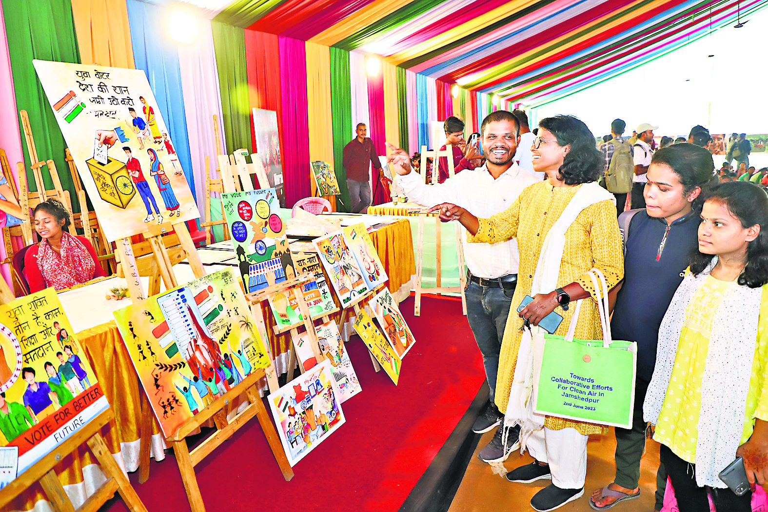 Jamshedpur news : आर्ट-81 फेस्टिवल: सांस्कृतिक व रचनात्मक गतिविधियों के साथ मतदान की ली शपथ