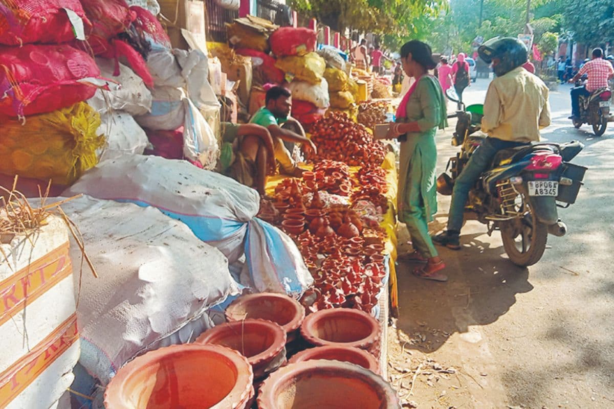 Bihar News: भागलपुर में दीये बेचने पहुंचे कुम्हारों पर चला प्रशासन का डंडा, पुलिस ने खदेड़ा, निगम ने जब्त किया सामान