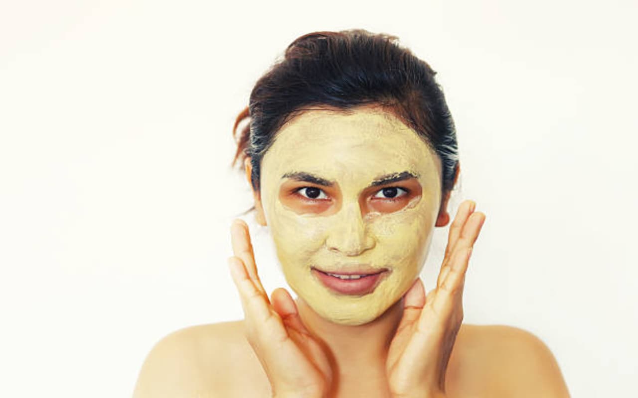 Beauty Tips: इन चीजों का इस्तेमाल कर मिनटों में घर पर ही पाएं ग्लोइंग चेहरा, यहां जानें रेसिपी