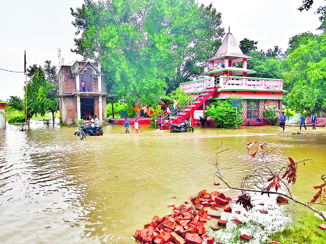 saran news. सारण तटबंध के निचले इलाकों के घरों के पास पहुंचा पानी